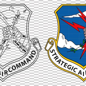 Op de afbeelding: Twee versies van het embleem van het Strategic Air Command. Eén is een zwart-wit omtrek, de andere is gekleurd. De gekleurde versie heeft een blauwe achtergrond, een gouden rand en een hand die bliksemschichten vasthoudt. De tekst "STRATEGIC AIR COMMAND" staat in een banner.
