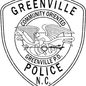 Puede incluir: Un escudo de policía en blanco y negro con las palabras "GREENVILLE" y "POLICE". El escudo presenta un emblema de águila y el texto "COMMUNITY ORIENTED" y "GREENVILLE P.D. N.C." en forma de escudo.