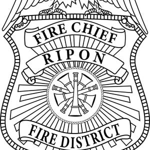 Pode incluir: Ilustração a preto e branco de um distintivo dos bombeiros. O distintivo apresenta uma águia no topo, as palavras "FIRE CHIEF RIPON" e "FIRE DISTRICT 1". Um emblema central retrata um símbolo dos bombeiros.