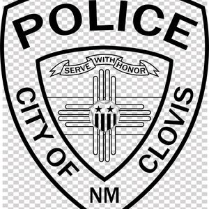 Puede incluir: Insignia de policía en blanco y negro para la ciudad de Clovis, NM. La insignia tiene forma de escudo con la palabra "POLICE" en la parte superior. También son visibles las palabras "CITY OF CLOVIS" y "NM". La insignia incluye la frase "SERVE WITH HONOR".