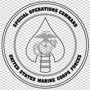 Puede incluir: Emblema en blanco y negro del Comando de Operaciones Especiales del Cuerpo de Marines de los Estados Unidos. El diseño presenta un águila sobre un globo, un ancla y una forma de punta de lanza, con texto alrededor.