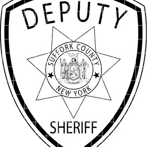 Könnte beinhalten: Schwarz-weiß Abzeichen eines stellvertretenden Sheriffs. Das schildförmige Abzeichen zeigt oben das Wort "DEPUTY", unten "SHERIFF" und in der Mitte ein sternförmiges Emblem mit "SUFFOLK COUNTY NEW YORK" in einem kreisförmigen Design.