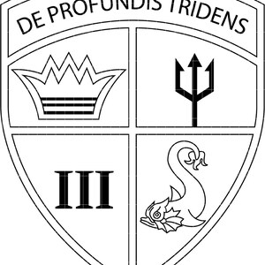 Puede incluir: Un diseño de escudo en blanco y negro con el texto "DE PROFUNDIS TRIDENS" en la parte superior. El escudo está dividido en cuatro secciones, cada una con un símbolo diferente: una corona, un tridente, el número romano III y una criatura marina estilizada.