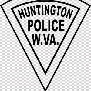 Puede incluir: Gráfico en blanco y negro de una placa de policía. La placa tiene forma de escudo con las palabras "HUNTINGTON POLICE W.VA." en letras negras en negrita. Las palabras están centradas dentro del escudo. La parte inferior de la imagen tiene el texto "THE ONE STOP FILE SHOP" y "SVG, EPS, DXF, PNG, JPG FILE".