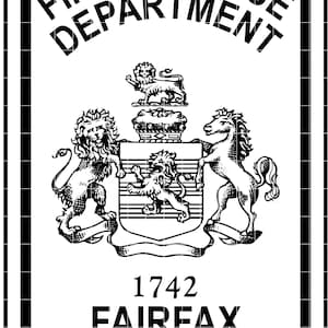 Puede incluir: Emblema en blanco y negro del Departamento de Bomberos y Rescate. El emblema presenta un escudo con leones, un caballo y el texto "Fire & Rescue Department", "1742" y "Fairfax County, VA".
