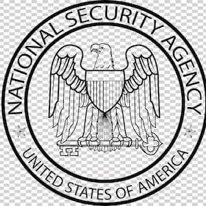以下が含まれることがあります： 黒と白の円形エンブレム、National Security Agency。 「NATIONAL SECURITY AGENCY」と「UNITED STATES OF AMERICA」の文字が円形の縁に囲まれています。 エンブレムは、翼を広げたワシ、盾、鍵が特徴です。