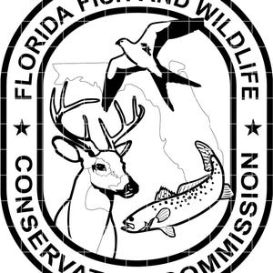 Pode incluir: Emblema a preto e branco da Florida Fish and Wildlife Conservation Commission. O design inclui um veado, um peixe e duas aves em voo, contra um mapa da Flórida. As palavras "Florida Fish and Wildlife Conservation Commission" estão escritas ao redor da borda.