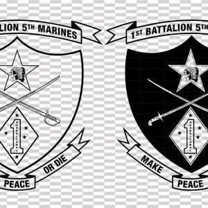 Puede incluir: Dos emblemas en forma de escudo, uno negro y otro blanco, con espadas cruzadas, una estrella y el texto "1st Battalion 5th Marines". Los emblemas también incluyen las palabras "Make Peace or Die".