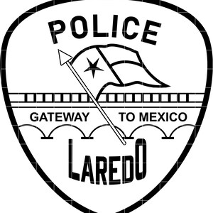 Könnte beinhalten: Schwarz-weißes Polizeiemblem in Schildform. Der Text „POLICE“ steht oben. Darunter wölbt sich der Text „GATEWAY TO MEXICO“ über einem Brückendesign. Das Wort „LAREDO“ steht unten, mit einer Flagge in der Mitte.