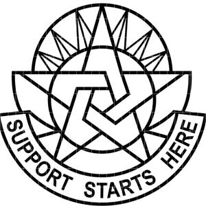 Może przedstawiać: Czarno-biały projekt graficzny z centralnym geometrycznym kształtem otoczonym pierścieniem trójkątów. Słowa "SUPPORT STARTS HERE" są zakrzywione wzdłuż dolnej krawędzi projektu.