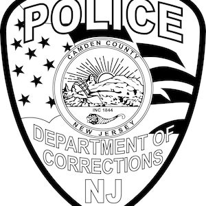 Könnte beinhalten: Schwarz-weiß Polizeiabzeichen mit dem Wort "POLICE" oben. Das Abzeichen enthält den Text "CAMDEN COUNTY", "DEPARTMENT OF CORRECTIONS" und "NEW JERSEY". Das Abzeichen hat auch den Text "NJ" unten.