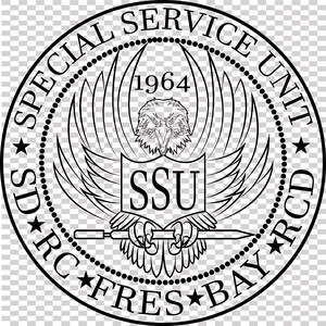 Puede incluir: Emblema circular en blanco y negro con el texto "US SPECIAL SERVICE UNIT" y "SD RC FRES BAY RCD". El emblema presenta un águila, las letras "SSU" y el año "1964".