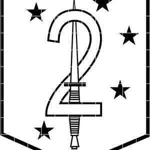 Peut inclure: Emblème noir et blanc représentant le chiffre 2 stylisé, traversé par une épée. Quatre étoiles noires entourent le chiffre, le tout encadré dans un bouclier. Design graphique épuré et percutant.
