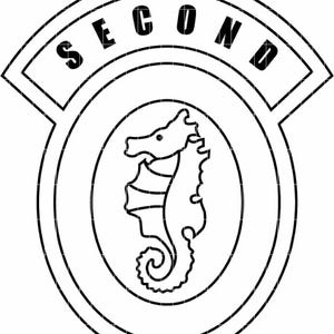 以下が含まれることがあります： 円形のフレーム内にタツノオトシゴが描かれた白黒のバッジデザイン。「SECOND」の文字が上部にアーチ状に配置されています。タツノオトシゴは曲線で詳細に描かれており、グラフィックデザインとなっています。