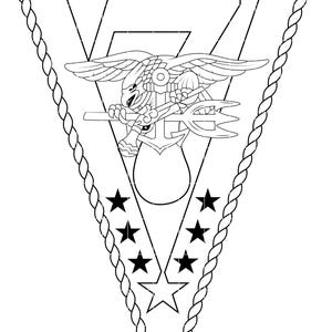 以下が含まれることがあります： 上部に「SEAL TEAM」の文字が入った白黒のペナントデザイン。デザインには、三叉と錨を持つワシ、数字の「7」、いくつかの星が含まれています。