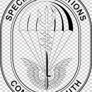 Może przedstawiać: Czarno-biały emblemat z napisami "SPECIAL OPERATIONS" i "COMMAND SOUTH" w okrągłej obwódce. Emblemat przedstawia trójząb, błyskawice, miecz, skrzydła i spadochron.