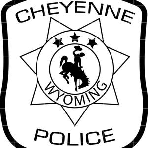 Könnte beinhalten: Schwarz-weißes Cheyenne Wyoming Polizeiabzeichen. Das Abzeichen zeigt einen Stern, einen Kreis mit einem Cowboy auf einem buckenden Pferd und die Worte "CHEYENNE", "WYOMING" und "POLICE".