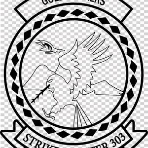 Könnte beinhalten: Schwarz-weißes Emblem mit dem Text "GOLDEN HAEKS" oben und "STRIKE FIGHTER 303" unten. Das Emblem zeigt einen stilisierten Adler mit Bergen im Hintergrund, umgeben von einem rautenförmigen Rand.