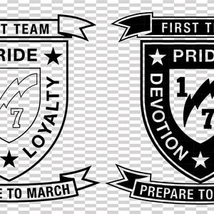 Puede incluir: Dos versiones de un diseño de escudo en blanco y negro. Los escudos presentan las palabras "FIRST TEAM", "PRIDE", "DEVOTION" y "LOYALTY". Los escudos también incluyen el texto "PREPARE TO MARCH" y los números "1" y "7".