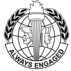 Op de afbeelding: Zwart-wit grafische afbeelding van een fakkel met vlam, geplaatst tegen een wereldbol en omgeven door een lauwerkrans. Twee profielen van mensen staan aan weerszijden van de fakkel. De woorden "ALWAYS ENGAGED" staan op een banner eronder.