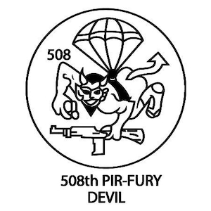 Op de afbeelding: Een zwart-wit cirkelvormig embleem met een duivel met een parachute en een geweer. Het nummer "508" staat bovenaan, met de tekst "508th PIR-FURY DEVIL" eronder.