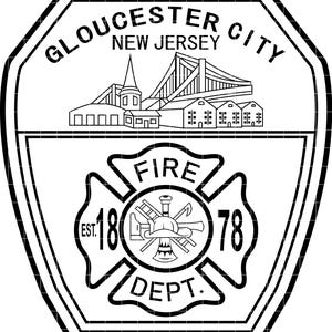 Könnte beinhalten: Schwarz-weißes Abzeichen der Feuerwehr von Gloucester City. Der obere Teil zeigt den Text "Gloucester City New Jersey" über einer Brücke und Gebäuden. Der untere Teil hat ein Malteserkreuz mit "Fire Dept." und "Est. 1878".