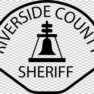 Puede incluir: Una insignia en blanco y negro del Sheriff del condado de Riverside. Las palabras "RIVERSIDE COUNTY" están arqueadas sobre un emblema en forma de campana, con "SHERIFF" debajo. La insignia tiene un borde negro y un fondo transparente.