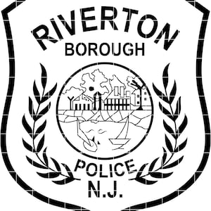 Può includere: Distintivo della polizia di Riverton Borough in bianco e nero. L'emblema a forma di scudo presenta le parole "RIVERTON BOROUGH POLICE N.J." e un disegno circolare centrale con una scena paesaggistica che include alberi, edifici e barche a vela. Rami di alloro incorniciano il disegno.