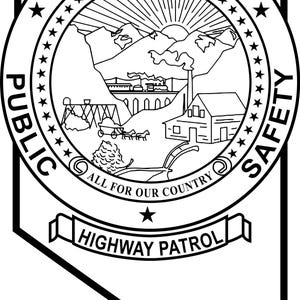 Könnte beinhalten: Schwarz-weißes Nevada Highway Patrol-Emblem. Das kreisförmige Design zeigt den Staatsnamen, Berge, eine aufgehende Sonne und die Worte „Public Safety“ und „All for our Country“. Das Emblem hat die Form des Bundesstaates Nevada.