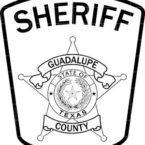 Peut inclure: Écusson de shérif noir et blanc avec le mot « SHERIFF » en haut. L'écusson présente une forme d'étoile avec les mots « GUADALUPE », « STATE OF TEXAS » et « COUNTY ». Un motif d'étoile et de couronne est au centre.