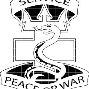 Puede incluir: Emblema en blanco y negro con las palabras "SERVICE" en la parte superior y "PEACE OR WAR" en la inferior. Una serpiente se enrolla alrededor de un diseño en forma de cruz, con una flecha que apunta hacia arriba. El diseño está delineado en negro.