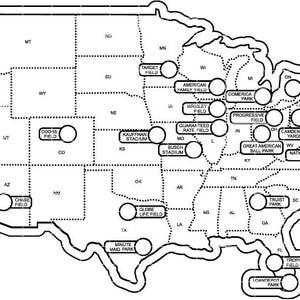 Może przedstawiać: Czarno-biała mapa Stanów Zjednoczonych, pokazująca granice stanów i lokalizacje stadionów baseballowych. Stadiony są oznaczone okręgami z etykietami tekstowymi, takimi jak Fenway Park i Yankee Stadium. Brak wymiarów.