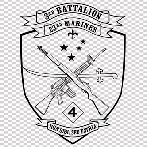 Puede incluir: Emblema en blanco y negro con fusiles cruzados y un sable, con el texto "3rd Battalion 23rd Marines". Incluye estrellas, una flor de lis y el lema "Non Sibi, Sed Patria."