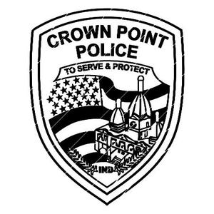 Pode incluir: Design de distintivo da polícia de Crown Point em preto e branco. O distintivo apresenta o texto "Crown Point Police" e "To Serve & Protect". Uma bandeira americana e um edifício também são retratados.