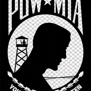 Può includere: Design grafico in bianco e nero con la scritta "POW-MIA" e una stella. All'interno di un cerchio c'è la silhouette di un profilo di una persona, una torre di guardia e le parole "YOU ARE NOT FORGOTTEN".