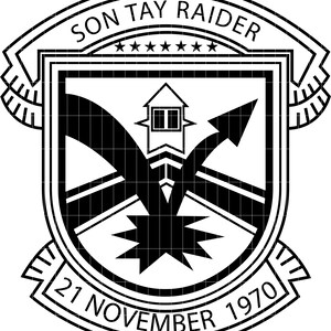 Peut inclure: Emblème noir et blanc avec le texte "SON TAY RAIDER" au-dessus d'un écusson. L'écusson présente un bâtiment, des flèches et la date "21 NOVEMBRE 1970". Thème militaire ou commémoratif.