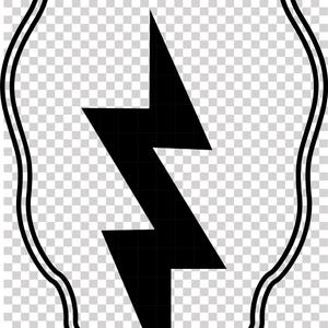 Può includere: Emblema in bianco e nero con un fulmine stilizzato all'interno di un contorno a forma di scudo. Il design ha un bordo doppio e uno sfondo trasparente, adatto a varie applicazioni.