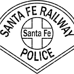 Puede incluir: Insignia de la Policía Ferroviaria de Santa Fe en blanco y negro. La insignia en forma de escudo tiene las palabras "SANTA FE RAILWAY POLICE" en la parte superior y los lados. El centro presenta un diseño de cruz con "Santa Fe".