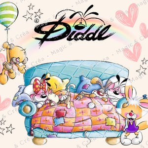 Può includere: Un'illustrazione stravagante con animali dei cartoni animati su un divano blu. Un orso tiene in mano un palloncino a strisce verdi e bianche. La parola "Diddle" è scritta in nero sopra il divano, con cuori e stelle.