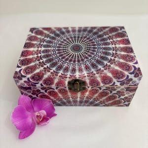 Boîte mandala, boîte d&#39;art bohème, boîte d&#39;art hindou, boîte de découpage colorée, boîte de méditation, boîte de style bohème, boîte de yoga