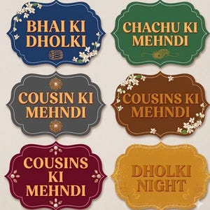 Op de afbeelding: Een verzameling van zes decoratieve borden met sierlijke randen en gouden tekst. De borden zijn in verschillende kleuren, waaronder blauw, groen, grijs, bruin, bordeauxrood en goud. Elk bord heeft een andere tekst, zoals "Bhai Ki Dholki" en "Cousins Ki Mehndi".