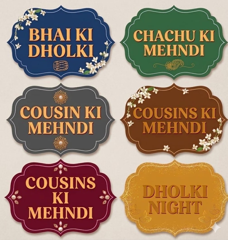 Op de afbeelding: Een verzameling van zes decoratieve borden met sierlijke randen en gouden tekst. De borden zijn in verschillende kleuren, waaronder blauw, groen, grijs, bruin, bordeauxrood en goud. Elk bord heeft een andere tekst, zoals "Bhai Ki Dholki" en "Cousins Ki Mehndi".