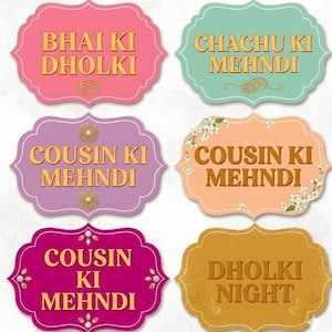 Op de afbeelding: Zes decoratieve labels in pastelkleuren. Elk label heeft gouden tekst met zinnen als "Bhai Ki Dholki" en "Cousin Ki Mehndi". De labels zijn ontworpen met decoratieve randen en versieringen.