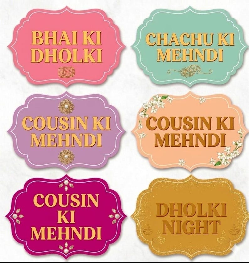 Op de afbeelding: Zes decoratieve labels in pastelkleuren. Elk label heeft gouden tekst met zinnen als "Bhai Ki Dholki" en "Cousin Ki Mehndi". De labels zijn ontworpen met decoratieve randen en versieringen.
