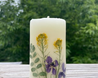Grande candela a colonna in cera d'api bianca con elementi botanici raccolti in natura