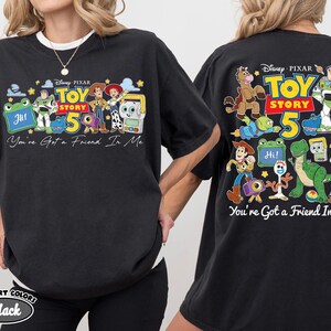 Koszulka Retro Toy Story 5, dwustronna koszulka Woody'ego Lenny'ego z Panem Czarownikiem, koszulka „Masz we mnie przyjaciela”, rodzinna wycieczka Disneya na wakacje 2026, prezent od Pixara zdjęcie 9