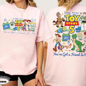 Może przedstawiać: Jasnor&oacute;żowa koszulka z postaciami z Toy Story Disneya i Pixara. Prz&oacute;d koszulki przedstawia napis "Toy Story 5" i "You've Got a Friend In Me". Tył koszulki r&oacute;wnież ma napis "Toy Story 5" i "You're Got a Friend In Me".