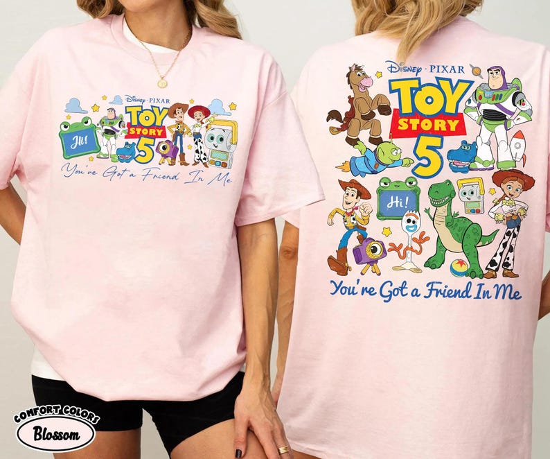Może przedstawiać: Jasnor&oacute;żowa koszulka z postaciami z Toy Story Disneya i Pixara. Prz&oacute;d koszulki przedstawia napis "Toy Story 5" i "You've Got a Friend In Me". Tył koszulki r&oacute;wnież ma napis "Toy Story 5" i "You're Got a Friend In Me".