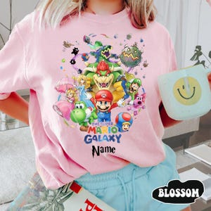 Puede incluir: Un letrero de madera hecho a mano con la palabra "Welcome" en una fuente juguetona. El letrero presenta un acabado envejecido y un dise&ntilde;o simple y acogedor, ideal para una puerta de entrada. El letrero mide aproximadamente 30 cm de ancho.