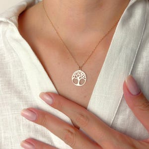 Tree of Life Necklace – Gold Circle Pendant, Symbol of Strength and Growth, Spiritual Nature Jewelry, Meaningful Gift for Women